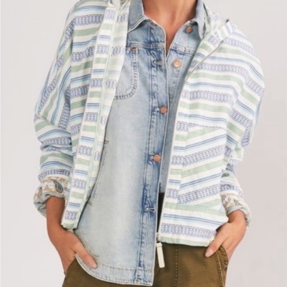 🌺 NWT Anthropologie embroidered cotton hoodie zip front jacket. Size L/XL.